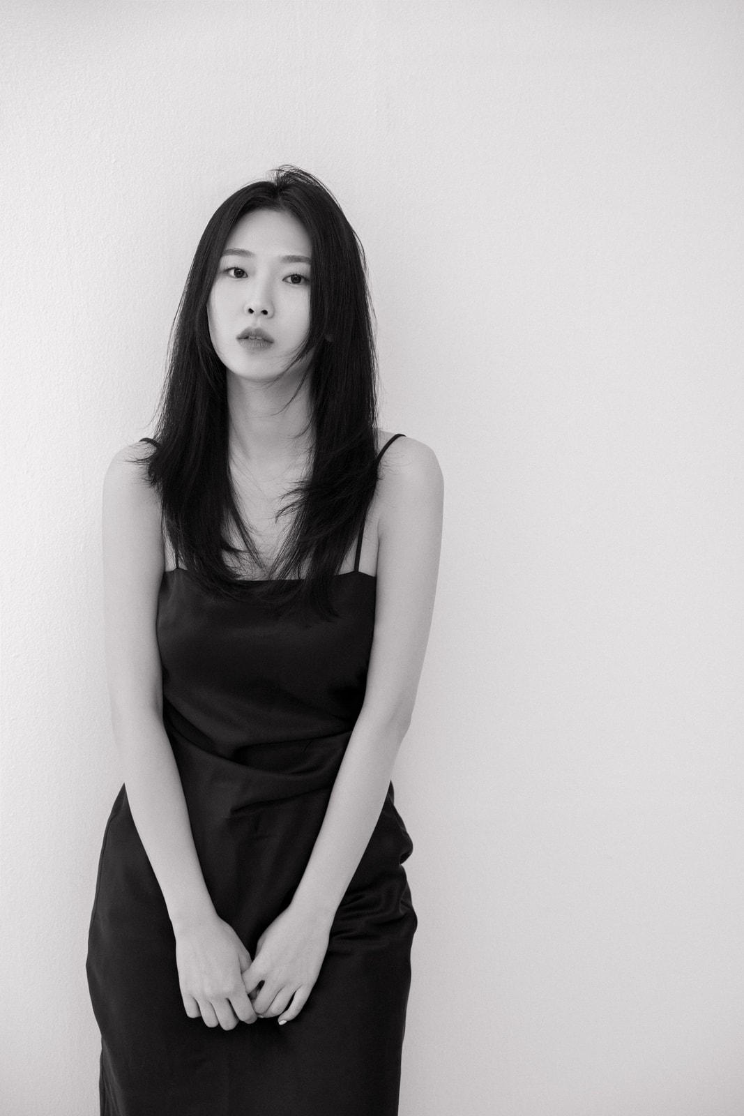 조예빈(전신)(1)_흑백.jpg